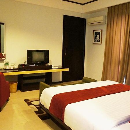 Rumah Nenek Hotel And Restaurant Padang  Exterior photo